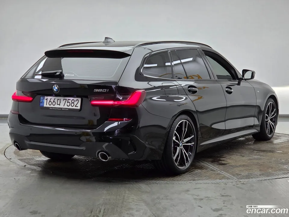 BMW 3 Series 320i M 2022 — thumbnail 2