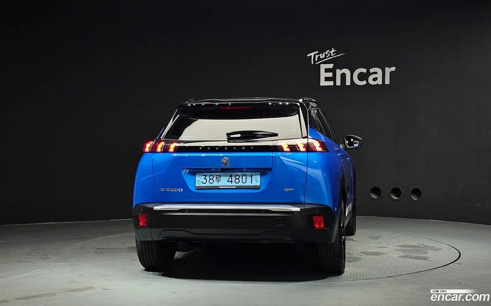 Peugeot e-2008 EV GT 2023 — thumbnail 4