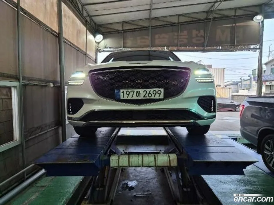 Genesis GV70 2.5T 2WD 2024 — фото 1, купить с доставкой в Москву