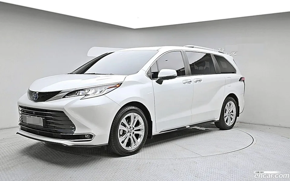 Toyota Sienna 2.5 2WD 2023 — photo 1, buy with delivery to Moscow