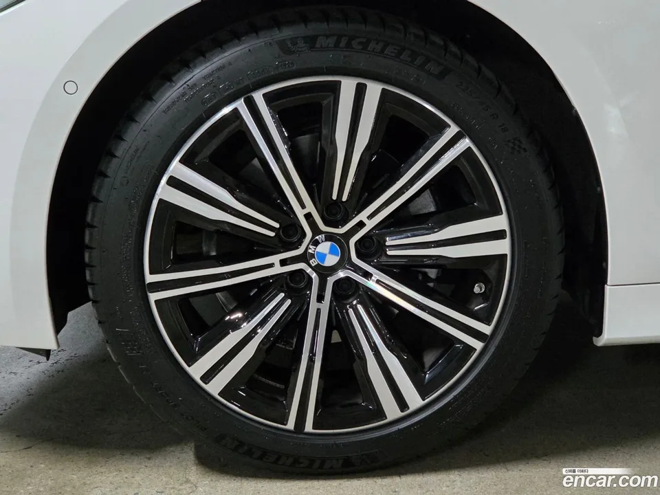 BMW 3 Series 320i 2025 — thumbnail 2