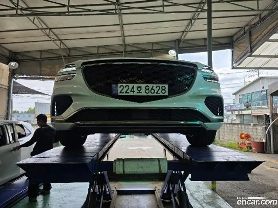 Genesis GV70 2.5T 2WD 2024 — photo 1, buy with delivery to Moscow