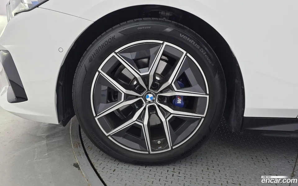 BMW 5 Series 520i M 2025 — thumbnail 2