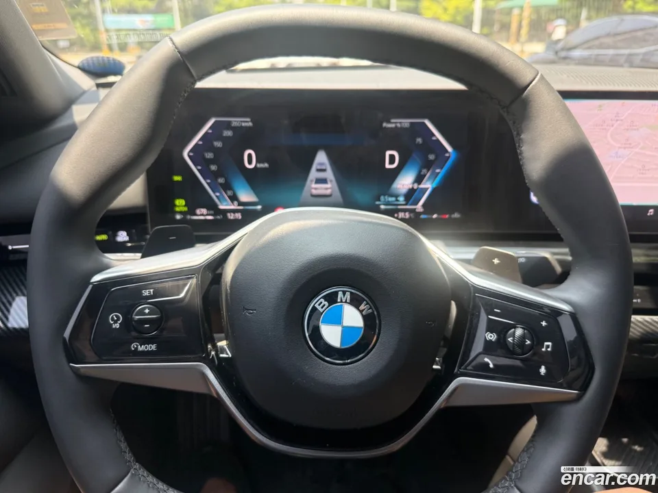 BMW 5 Series 520i 2023 — thumbnail 2