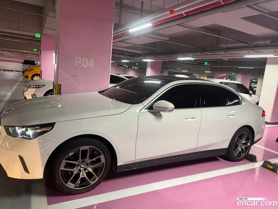 BMW 5 Series 520i 2023 — thumbnail 3