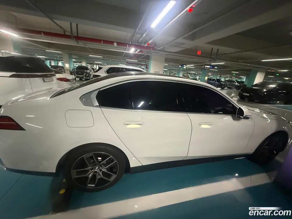 BMW 5 Series 520i 2023 — thumbnail 4