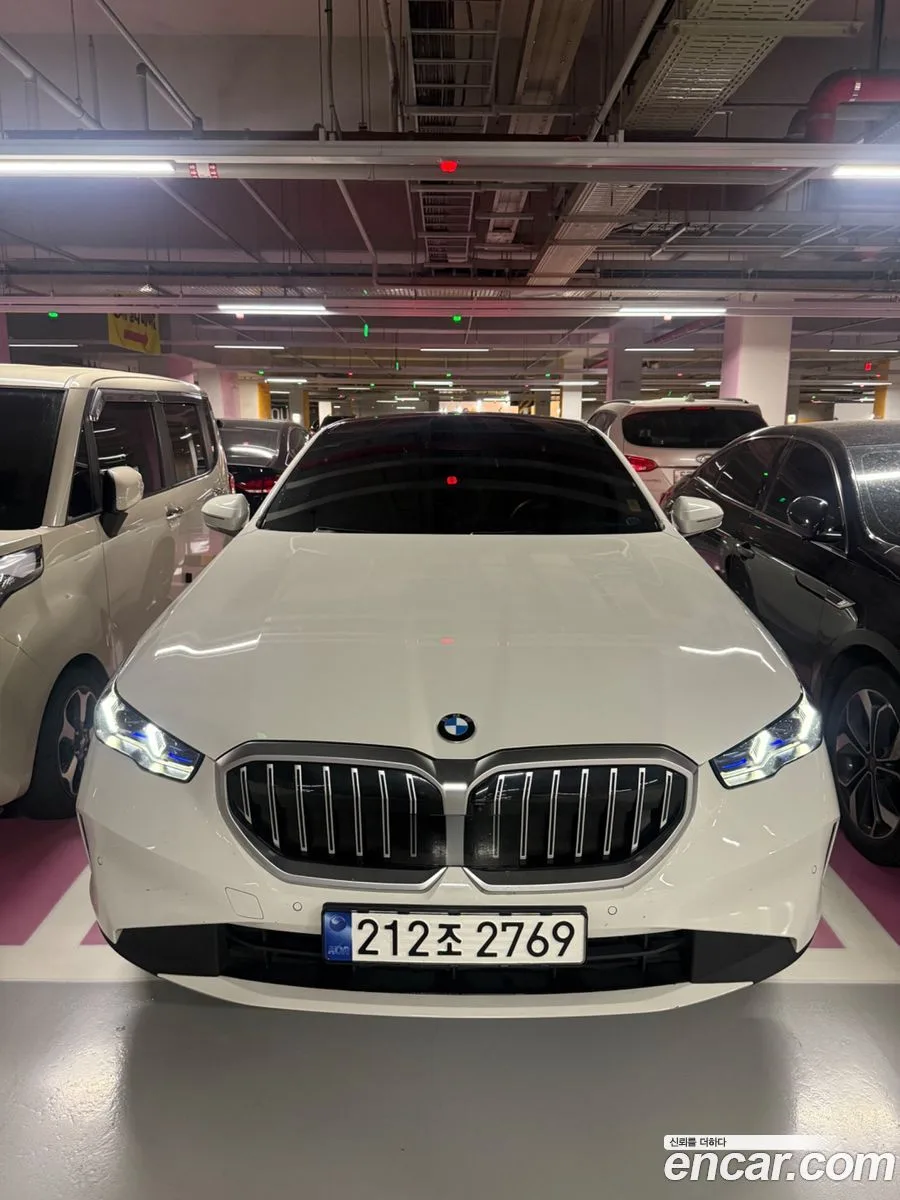 BMW 5 Series 520i 2023 — photo 1, buy with delivery to Moscow