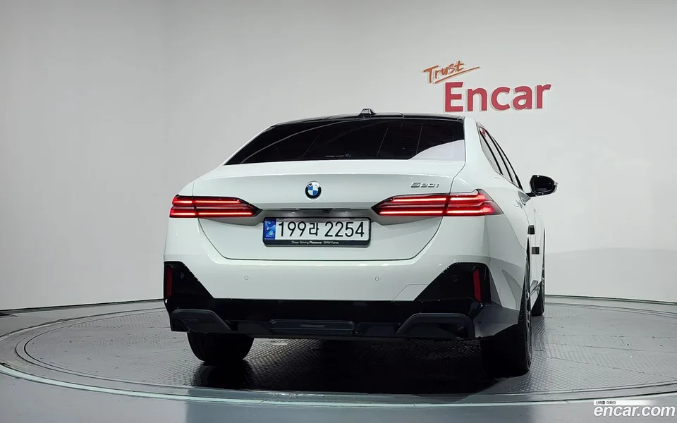 BMW 5 Series 520i M 2024 — thumbnail 4