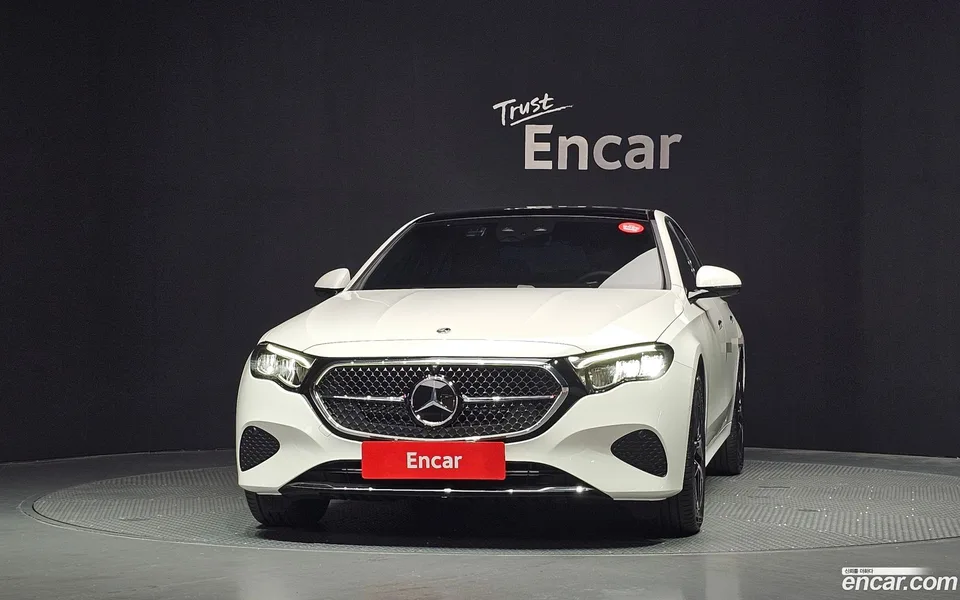 Mercedes-Benz E-Class E200 2025 — thumbnail 3
