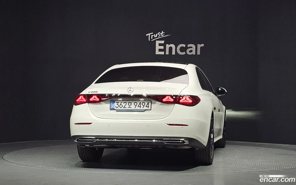 Mercedes-Benz E-Class E200 2025 — thumbnail 4