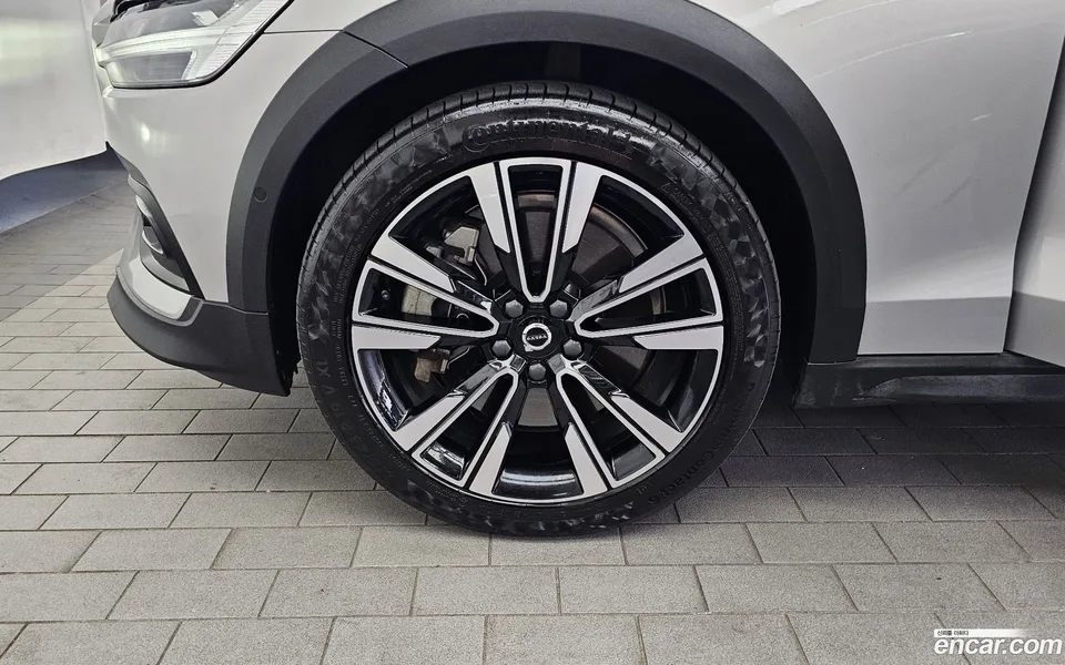 Volvo V60 Cross Country B5 AWD 2024 — thumbnail 5