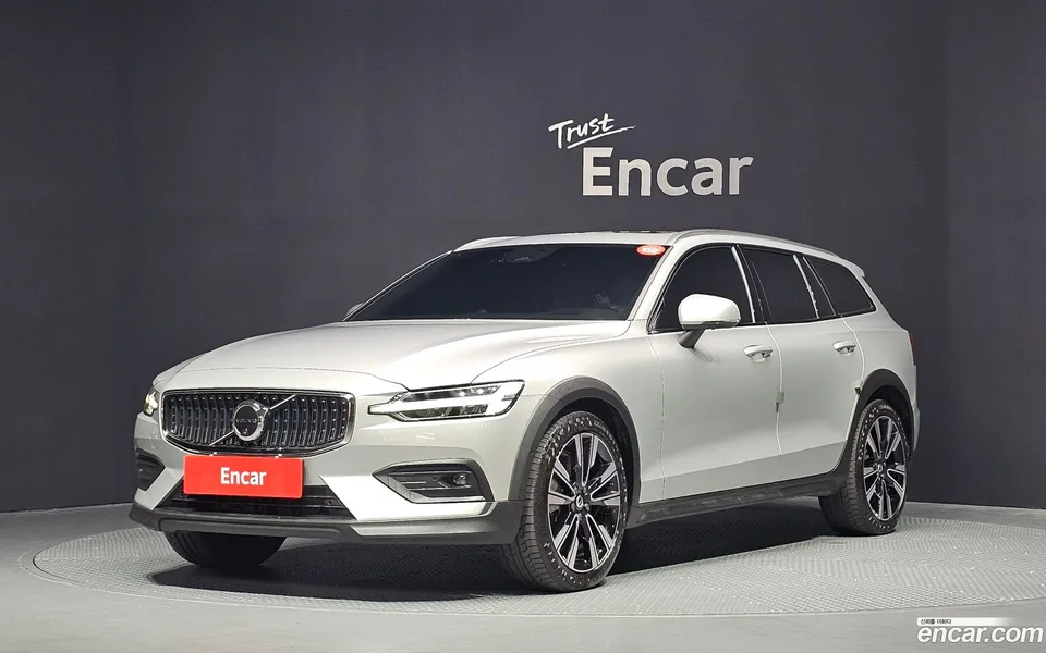 Volvo V60 Cross Country B5 AWD 2024 — photo 1, buy with delivery to Moscow