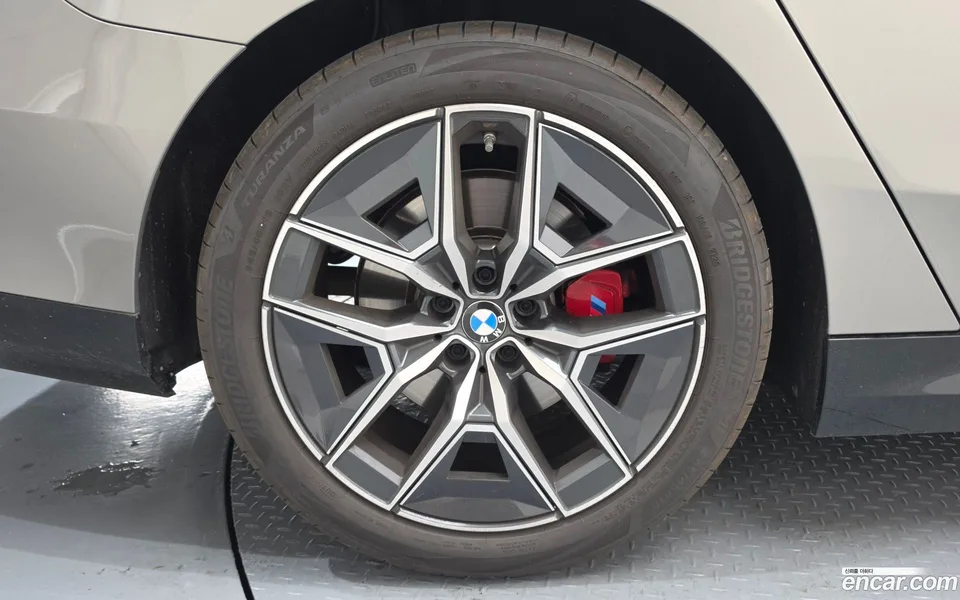 BMW 5 Series 520i 2025 — thumbnail 2