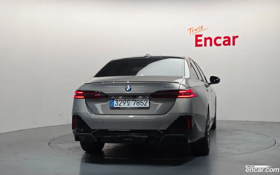 BMW 5 Series 520i 2025 — thumbnail 4