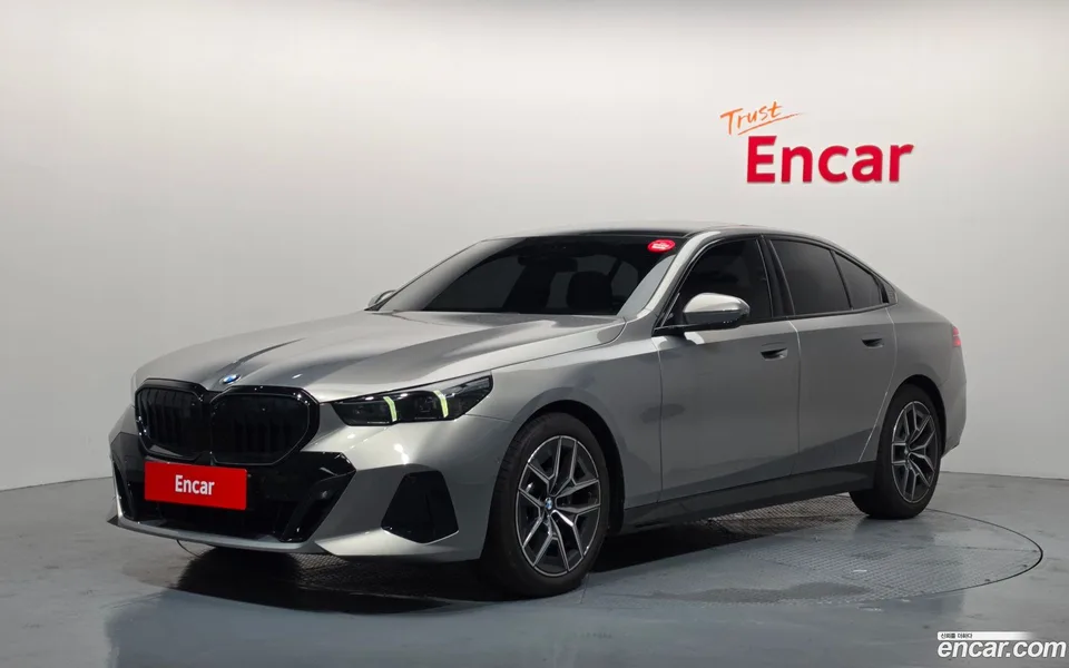BMW 5 Series 520i 2025 — photo 1, buy with delivery to Moscow