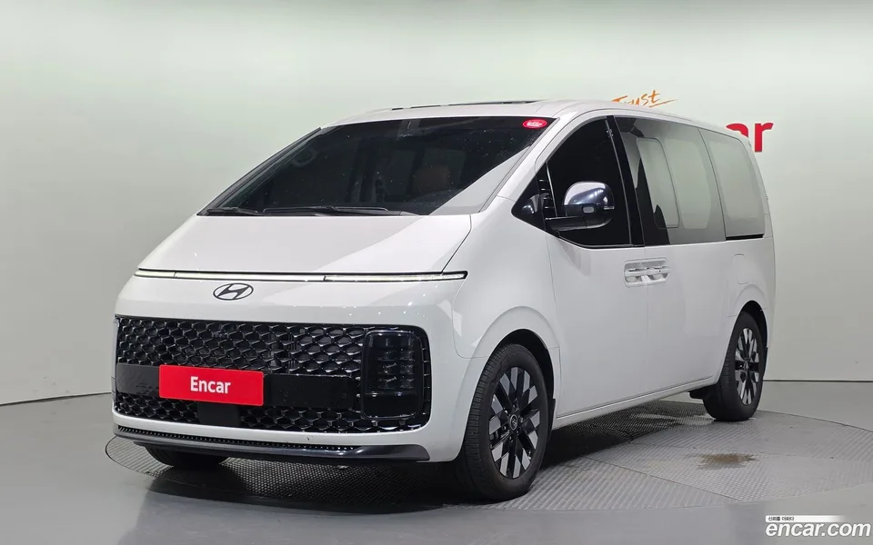 Hyundai Staria 4WD 7 2025 — photo 1, buy with delivery to Moscow