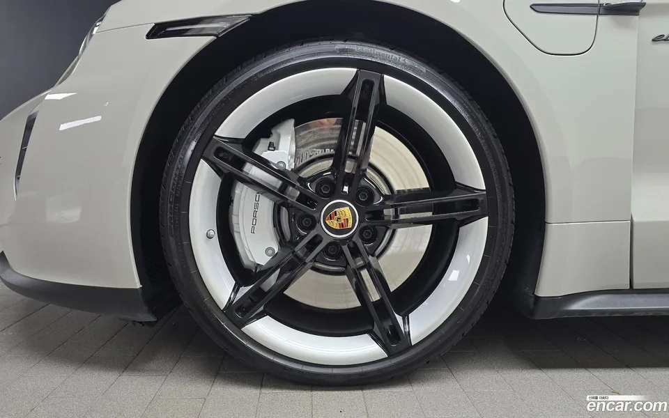 Porsche Taycan GTS 2024 — миниатюра 2