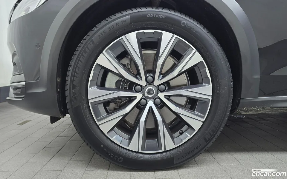 Volvo V90 Cross Country B5 AWD 2023 — thumbnail 2