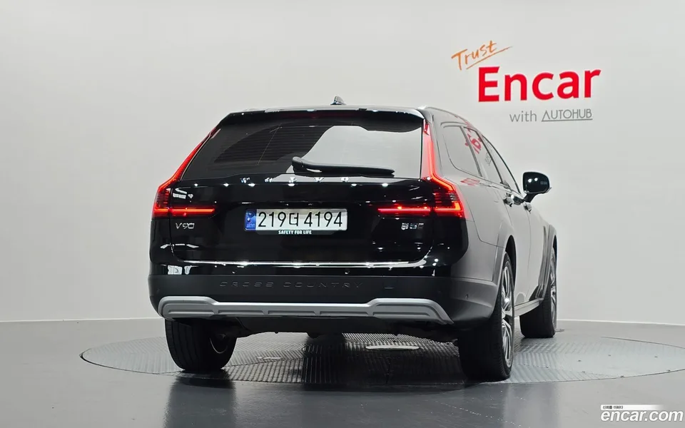 Volvo V90 Cross Country B5 AWD 2023 — thumbnail 4