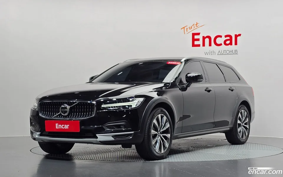 Volvo V90 Cross Country B5 AWD 2023 — photo 1, buy with delivery to Moscow
