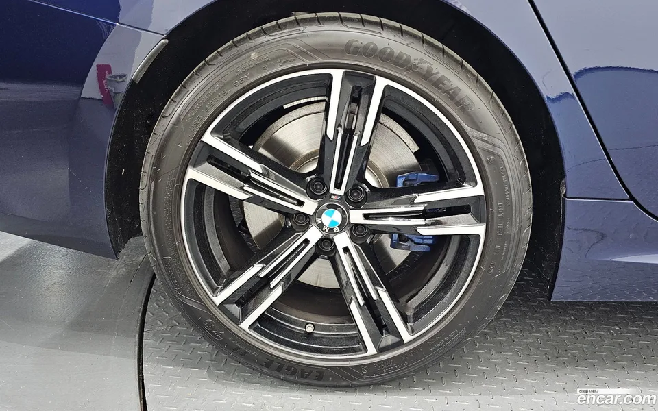 BMW 3 Series 320i M 2025 — thumbnail 2