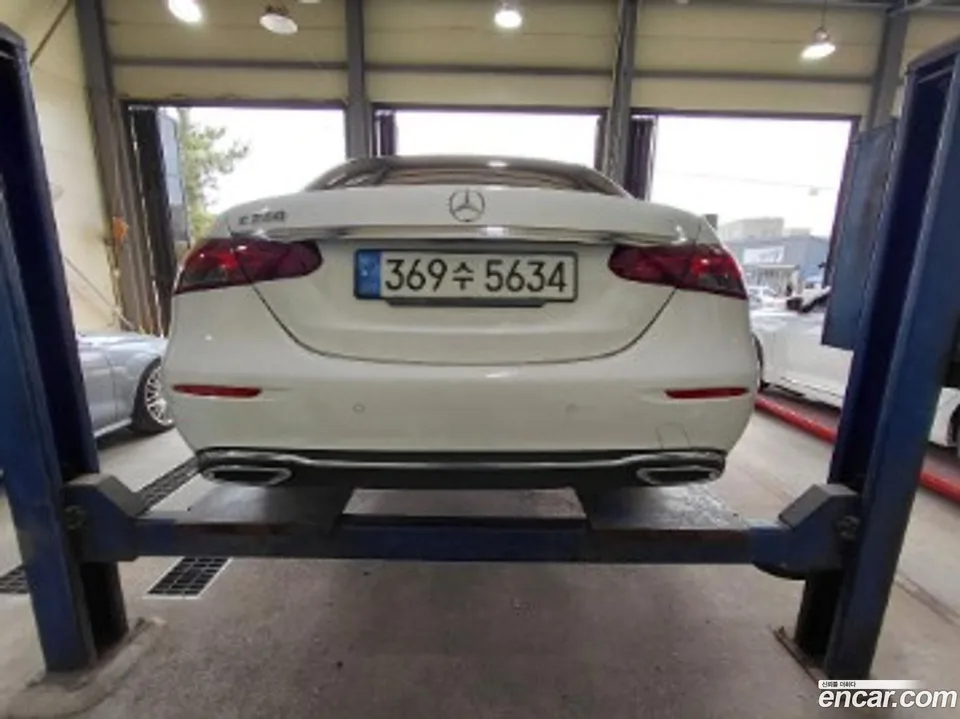 Mercedes-Benz E-Class E250 2022 — thumbnail 2