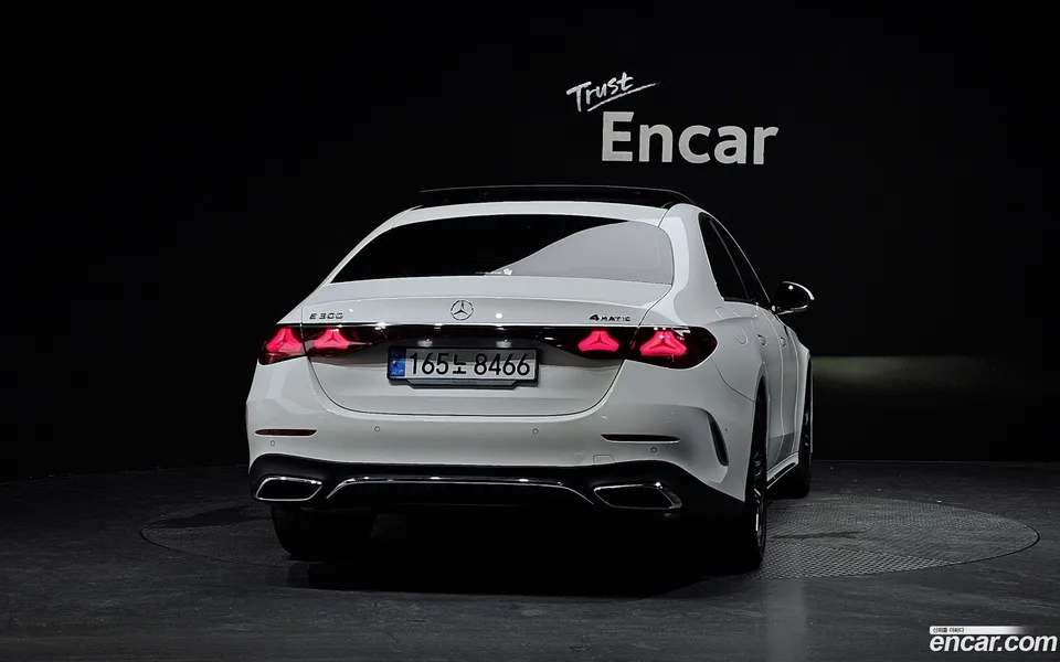 Mercedes-Benz E-Class E300 4MATIC AMG Line 2024 — thumbnail 4