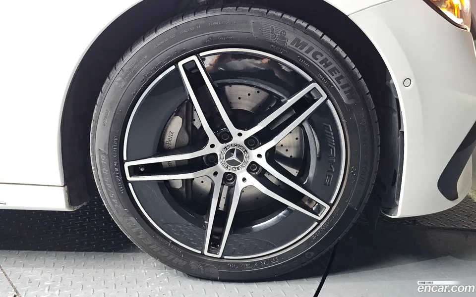 Mercedes-Benz E-Class E300 4MATIC AMG Line 2024 — thumbnail 5