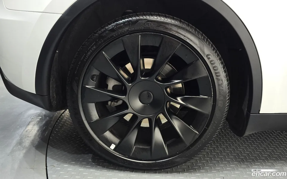 Tesla Model Y RWD 2023 — thumbnail 5