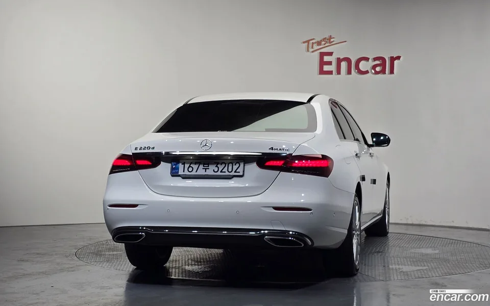 Mercedes-Benz E-Class E220d 4MATIC 2023 — thumbnail 4