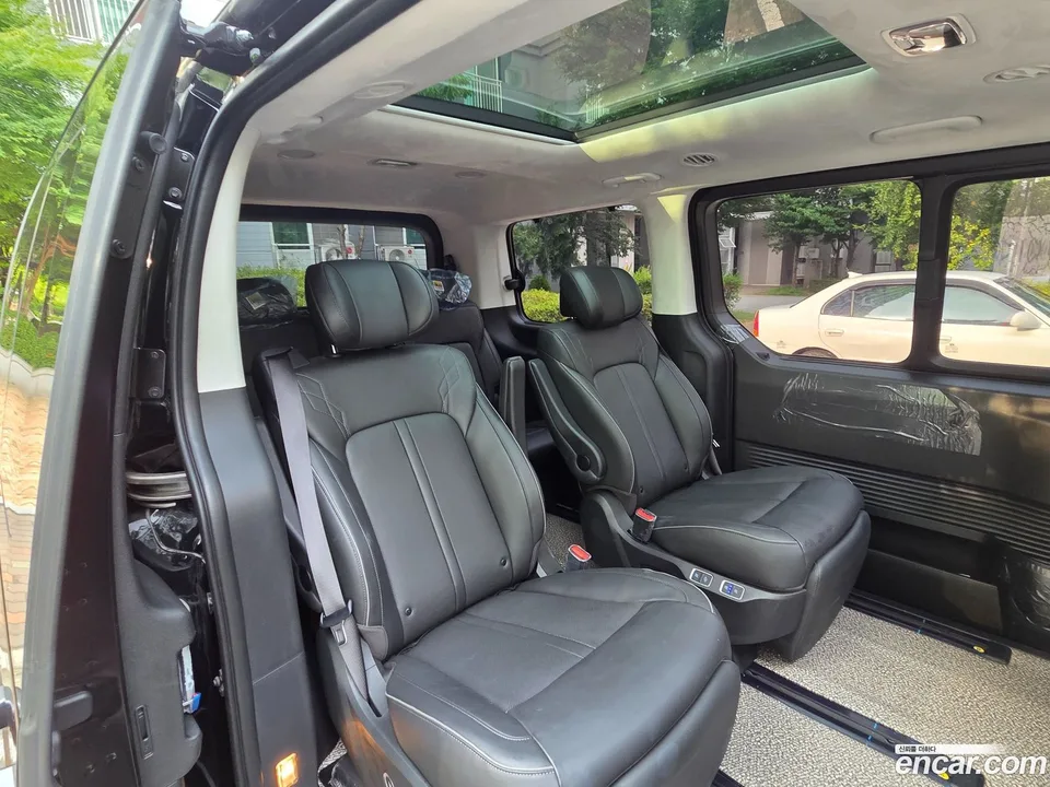 Hyundai Staria 7 2024 — photo 1, buy with delivery to Moscow