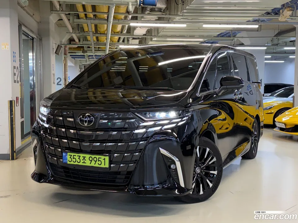 Toyota Alphard 2.5 HEV AWD 2023 — photo 1, buy with delivery to Moscow