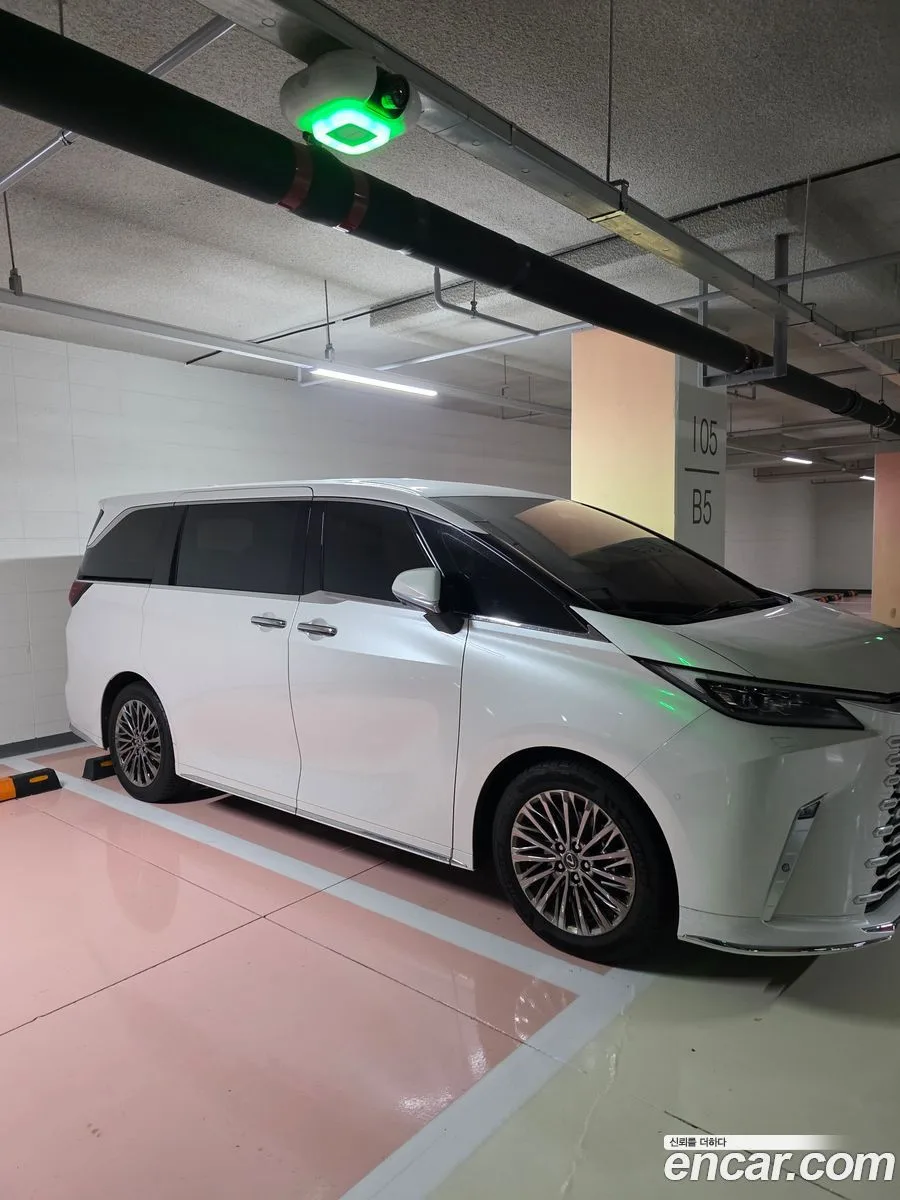 Lexus LM 500h 2025 — photo 1, buy with delivery to Moscow
