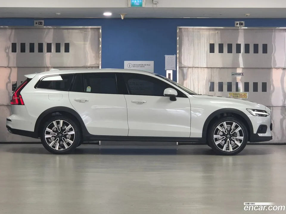 Volvo V60 Cross Country B5 AWD 2025 — thumbnail 3