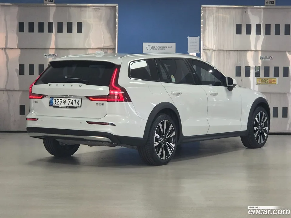 Volvo V60 Cross Country B5 AWD 2025 — thumbnail 4