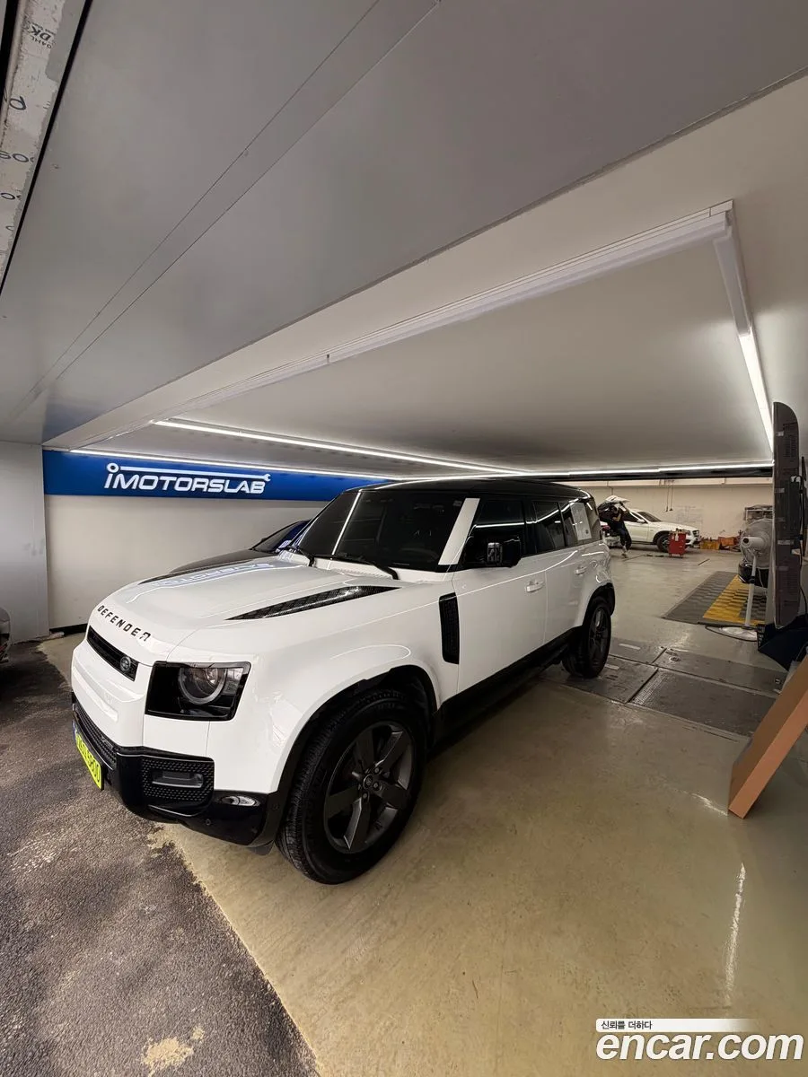 Land Rover Defender 110 P300 X- SE 2023 — миниатюра 3