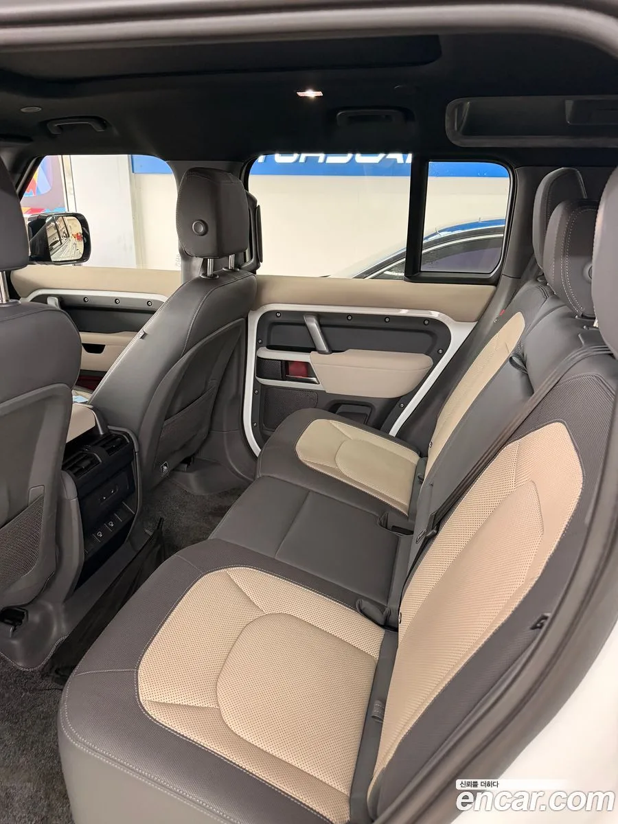 Land Rover Defender 110 P300 X- SE 2023 — миниатюра 5