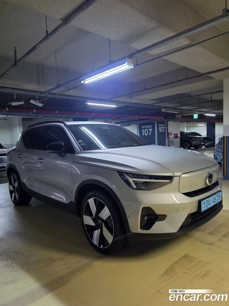Volvo XC40 Recharge 2023 — фото 1, купить с доставкой в Москву