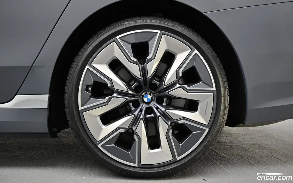 BMW i7 xDrive 60 2023 — миниатюра 2