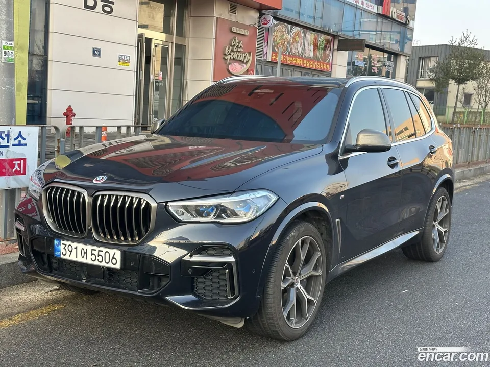 BMW X5 xDrive 40i M 2023 — фото 1, купить с доставкой в Москву