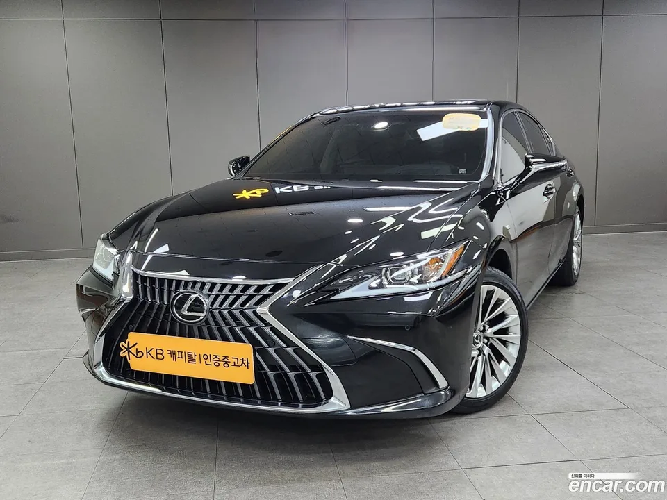 Lexus ES 300h 2023 — photo 1, buy with delivery to Moscow