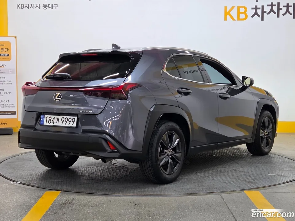 Lexus UX 250h 2.0 2WD 2023 — thumbnail 3