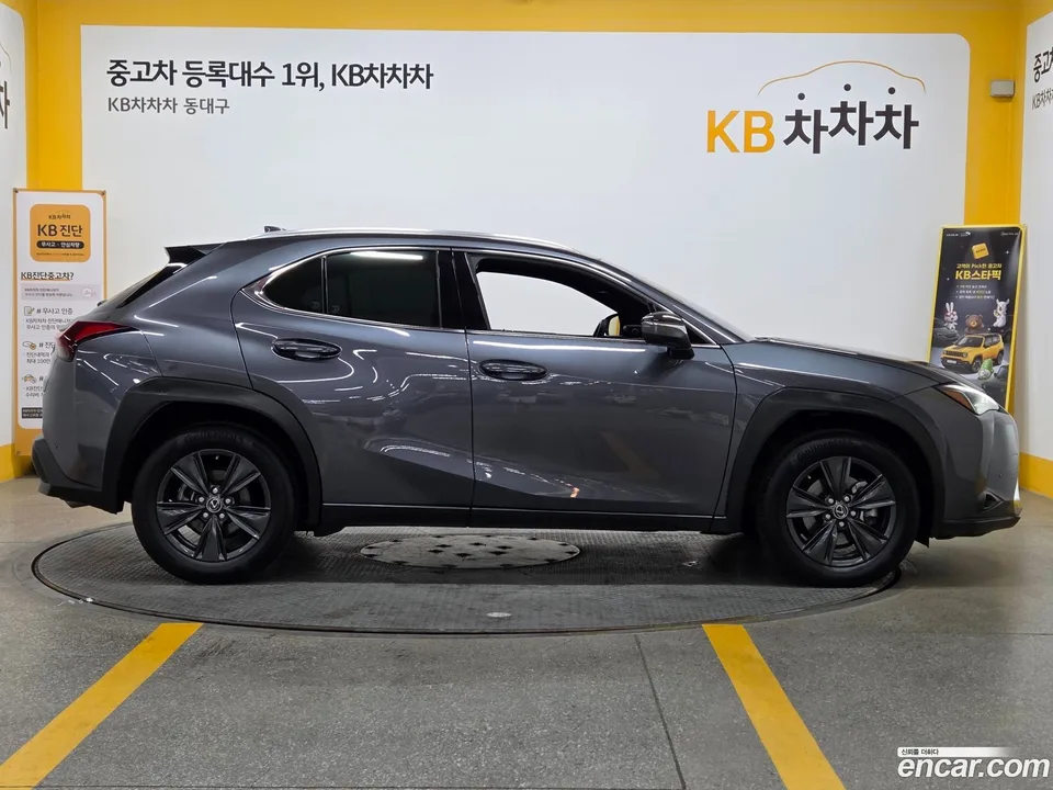 Lexus UX 250h 2.0 2WD 2023 — thumbnail 4