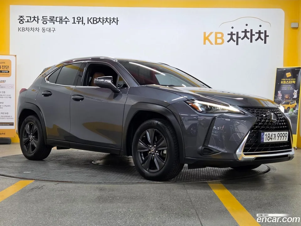 Lexus UX 250h 2.0 2WD 2023 — thumbnail 5