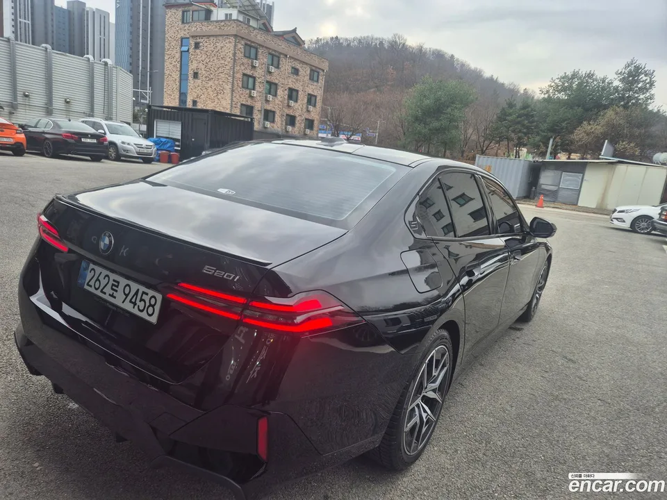 BMW 5 Series 520i 2025 — thumbnail 5