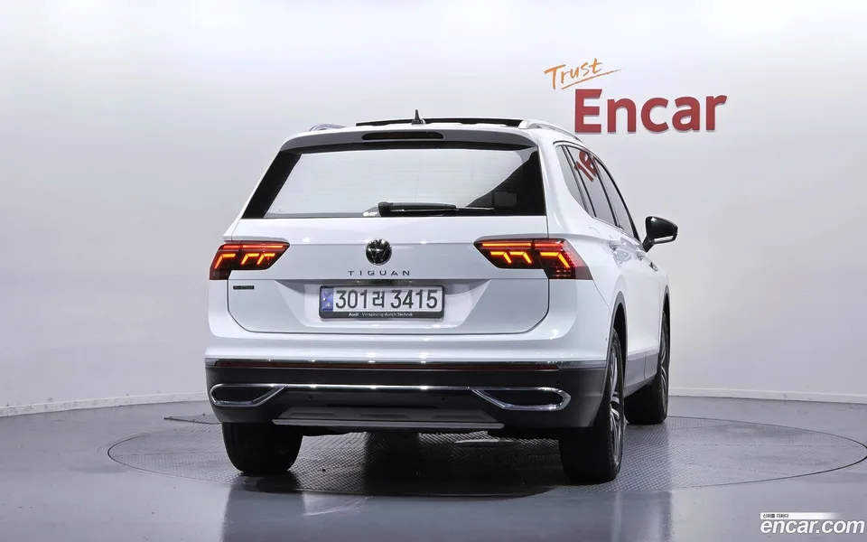 Volkswagen Tiguan Allspace 2.0 TSI 2023 — thumbnail 4