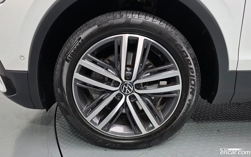 Volkswagen Tiguan Allspace 2.0 TSI 2023 — thumbnail 5