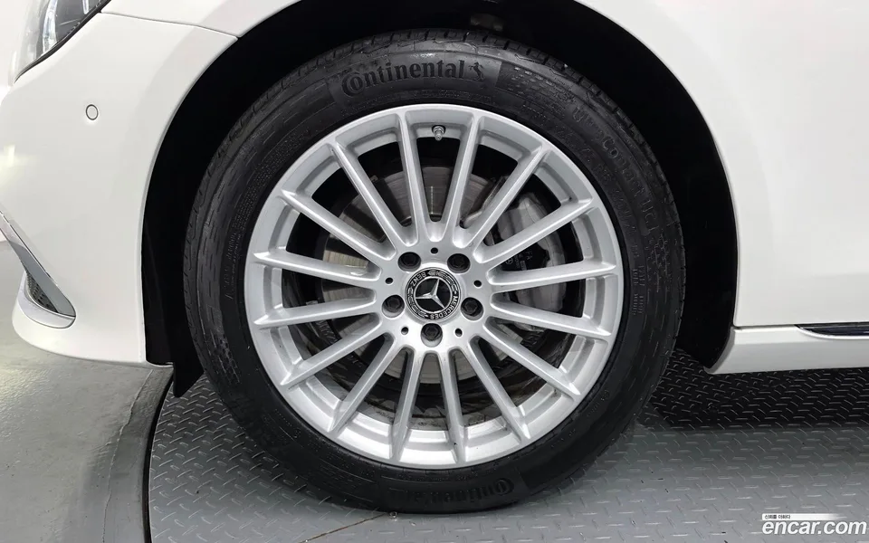 Mercedes-Benz E-Class E250 2023 — thumbnail 2