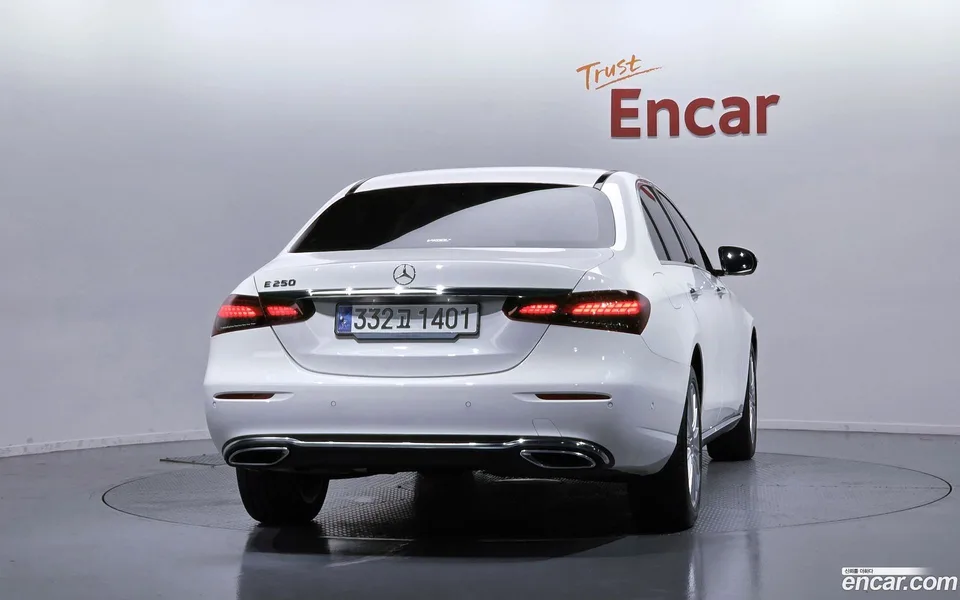 Mercedes-Benz E-Class E250 2023 — thumbnail 4