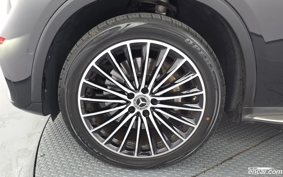 Mercedes-Benz GLC-Class GLC300 4MATIC AMG Line 2023 — thumbnail 2